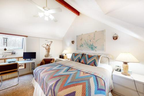 ein Schlafzimmer mit einem Bett und einem Schreibtisch mit Computer in der Unterkunft Stratton Hideway in Stratton