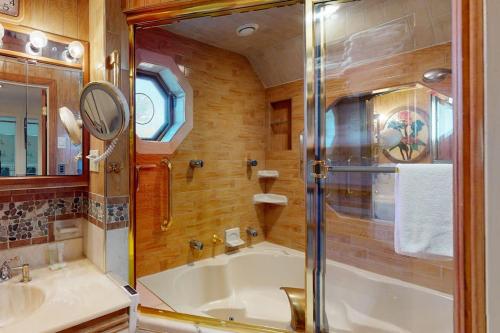 ein Badezimmer mit Badewanne, Waschbecken und Dusche in der Unterkunft Stratton Hideway in Stratton