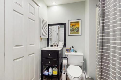 ein Badezimmer mit Toilette, Waschbecken und Spiegel in der Unterkunft Mill Run 3C in Quechee