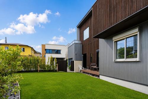 a backyard of a house with a green lawn at Rayful Hayama in Hayama
