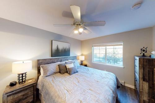 a bedroom with a bed and a ceiling fan at Crazy Horse Condo in Edwards