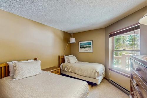 una camera da letto con due letti e una finestra di Tyra I A2D a Breckenridge