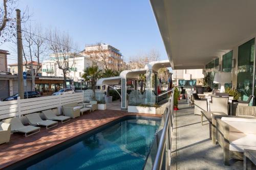 Bazén v ubytování Best Western Maison B Hotel nebo v jeho okolí