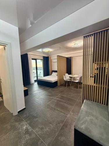 a hotel room with a bed and a table at Luxury & Spacious Studio - Navodari in Năvodari