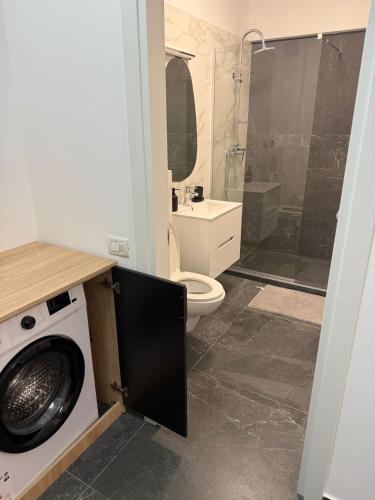 a bathroom with a washing machine and a toilet at Luxury & Spacious Studio - Navodari in Năvodari