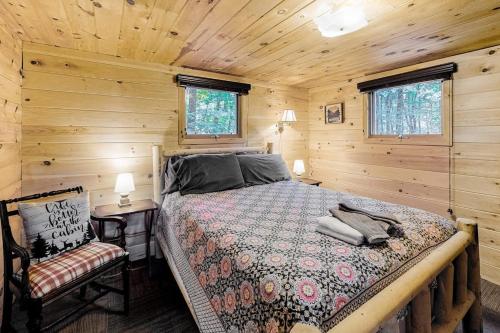 a bedroom with a bed in a wooden cabin at The Pinecone in Winthrop