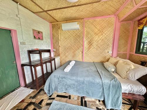 a small room with a bed and a table at Benny Seaview house in Ao Phutsa