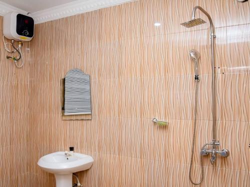 a bathroom with a shower and a toilet and a sink at Luxury Deluxe 1 Bed, 1 Bath in Otta