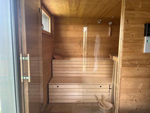 a sauna with a wooden wall and stairs in it at Landhaus Mathilda - Kurort Gohrisch - Kamin - Terrasse - Gartensauna - Parkplatz in Papstdorf