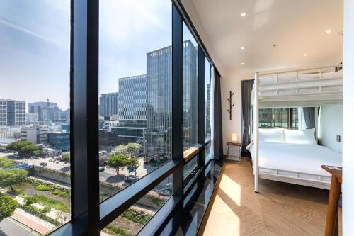 Легло или легла в стая в Hotel LETS Above