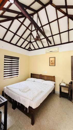 ein Schlafzimmer mit einem großen Bett in einem Zimmer in der Unterkunft Stopover Muziris in Kodungallūr