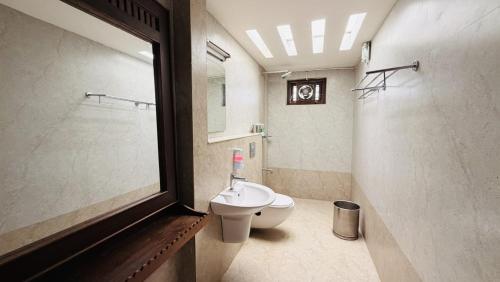 ein Badezimmer mit Toilette und Waschbecken in der Unterkunft Stopover Muziris in Kodungallūr