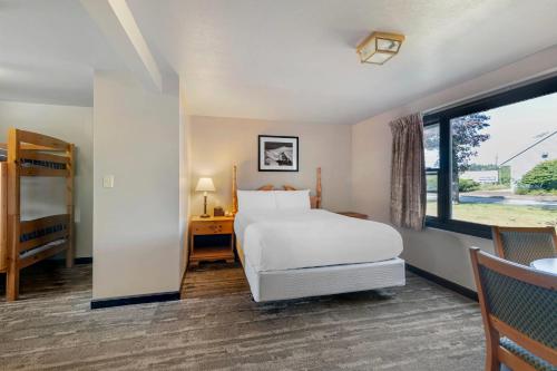 a bedroom with a bed and a window at The Green Granite North Conway, an Ascend Collection Hotel in North Conway
