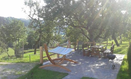 een speeltuin met een hangmat en een picknicktafel bij Eggbauer in Sankt Anton an der Jessnitz