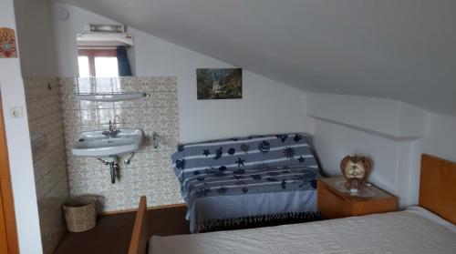 a room with a sink and a bed and a sink at Pension Unterleiten in Ramsau