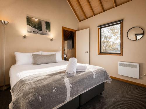 En eller flere senge i et værelse på Sharpys Chalet