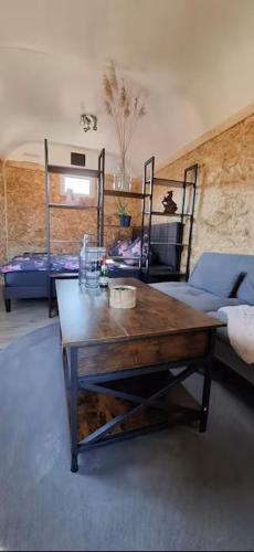 a living room with a coffee table and a couch at Tiny House auf der Kingswood Ranch in Cornberg