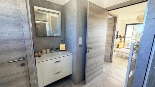 Appartement climatisé avec piscine et sublime vue