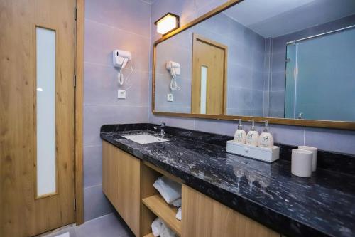 a bathroom with a sink and a mirror at Flora Garden in Làng Hang