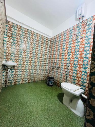 a bathroom with a toilet and a sink at Hotel Welcome Palace in Patna