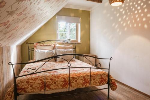 a bedroom with a bed and a window at Metskapteni Puhkemaja in Põõsaspea