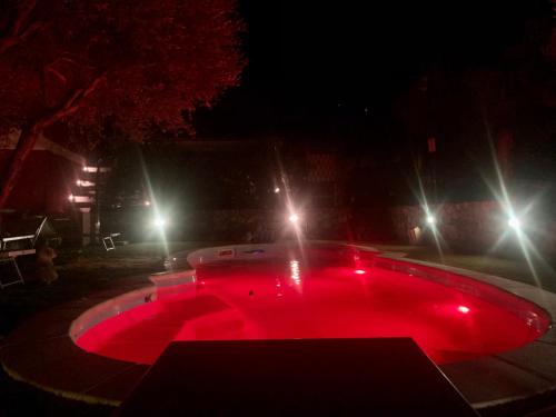 ein roter Pool mit Lichtern in einem Park bei Nacht in der Unterkunft Su Kiniperu in Maracalagonis
