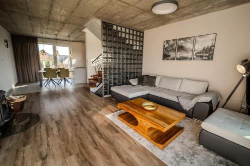 a living room with a couch and a table at LomniSki apartment in Veľká Lomnica