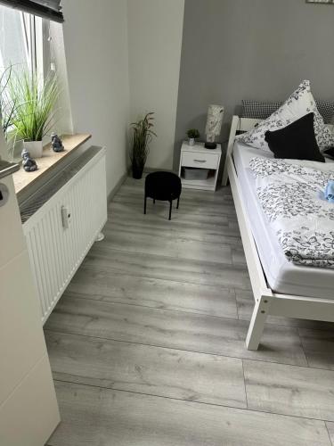 a room with a bed and a desk and a bed sidx sidx sidx at Ferienhaushälfte Knobloch in Oberhausen