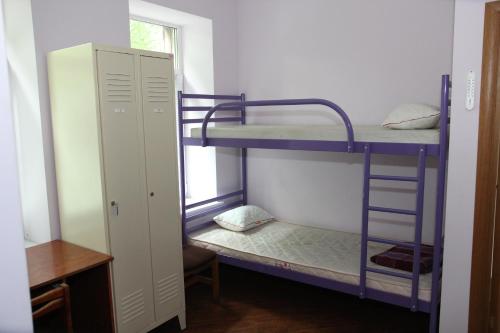 เตียงสองชั้นในห้องที่ Bike Hostel Dnepr