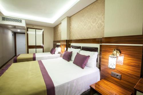 a hotel room with two beds in a room at Ruba Palace Thermal Hotel in Bursa
