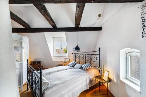 a bedroom with a black bed in a room at Heimat Liebe_Scialla in Herbolzheim