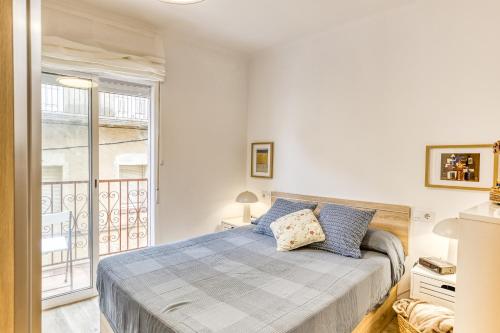 a bedroom with a bed and a balcony at La Pau de Portbou 2 in Portbou