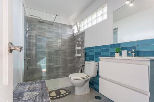 a bathroom with a toilet and a sink and a shower at Piccola Oasi Corralejo in Corralejo