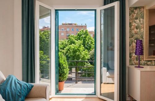 Elegantis Aventino Charming Flat with Private Terrace - Colosseo, Metro and Circo Massimo Nearby