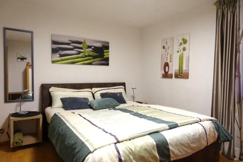 a bedroom with a large bed in a room at Ferienwohnung Fam. Höhn in Kappel-Grafenhausen