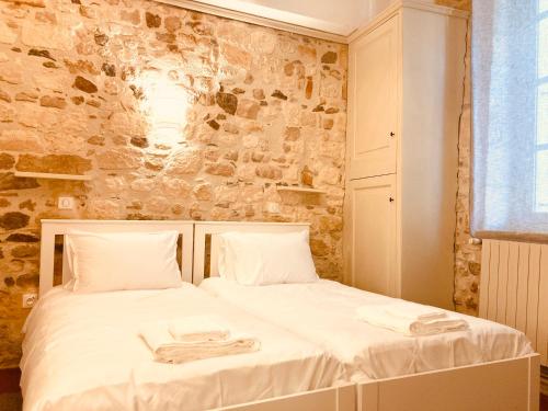 a bedroom with a bed with towels on it at Le Bel Angle in Arles
