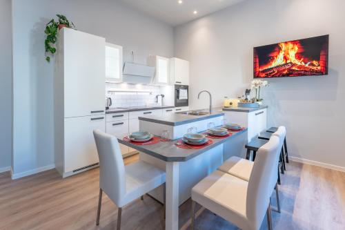 a kitchen with a table and chairs in a kitchen at Lit Living - Deluxe Apartments - Box Spring - Parking - Neueröffnung - NEW OPENING in Worms