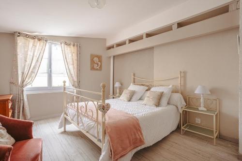 a bedroom with a bed and a window at Gite Romantique de Type Charentais in Le Thou