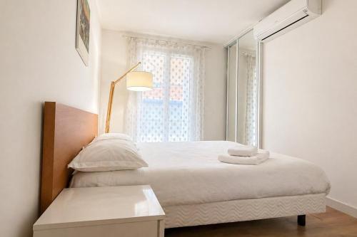Foto One-bedroom apt with balcony on Rue Hoche 2