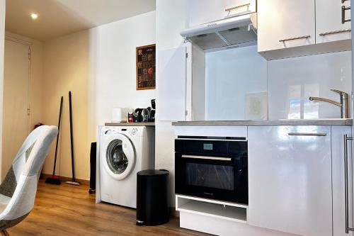One-bedroom apt with balcony on Rue Hoche