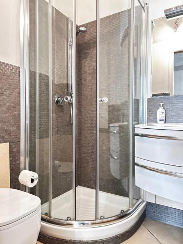 One-bedroom apt with balcony on Rue Hoche