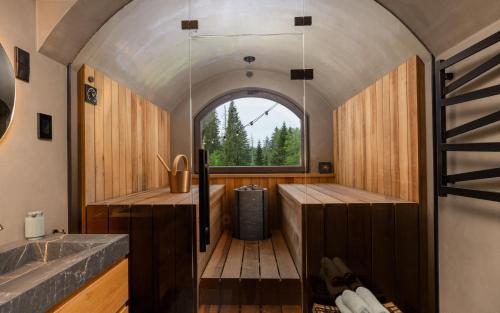 a small bathroom with a shower and a window at Riverberg puhkemaja Otepääl in Otepää