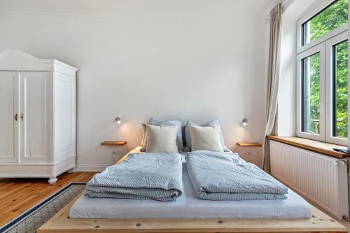 a bedroom with a bed with two pillows at Ferienwohnung auf Dreiseithof in Twedt