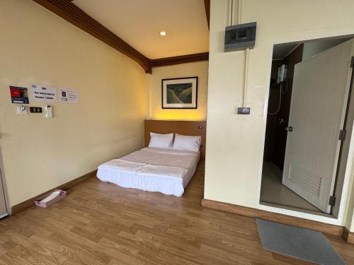 a small bedroom with a bed in a room at Sukstay Hotel in Bangkok
