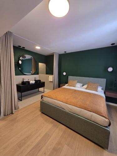ein Schlafzimmer mit einem großen Bett und einem Spiegel in der Unterkunft Boutique rooms Vis Adults only in Vis