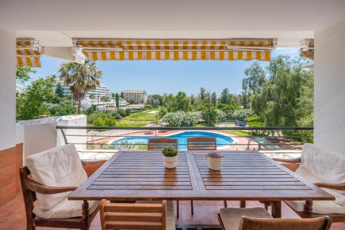 Bonitas vistas al golf y piscina en Guadalmina Marbella