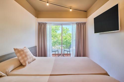 a hotel room with a bed and a television at tent Playa de Palma in Playa de Palma