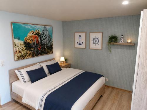 a bedroom with a bed and a painting on the wall at Ferienwohnung Seepferdchen in Schönberg