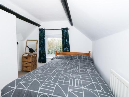 a bedroom with a bed and a window at Oar Cottage in Mablethorpe