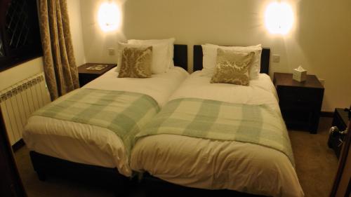 two twin beds in a hotel room at Bay Lodge in Birchington